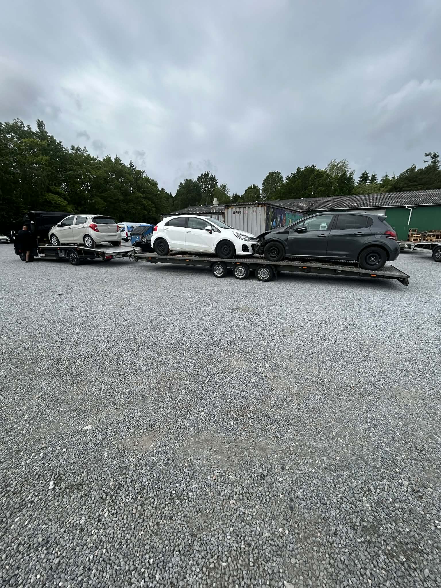 Ciągnik siodłowy z naczepą do transportu konstrukcji stalowych